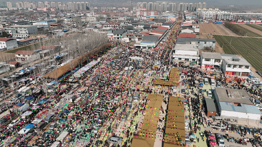 1月20日,顾客在南佐大集选购商品。(祝紫煊 摄) 1月20日,顾客在南佐大集选购商品。(祝紫煊 摄)