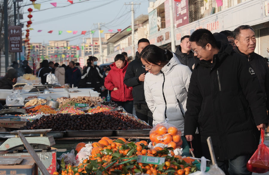 1月20日,顾客在南佐大集选购商品。(祝紫煊 摄) 1月20日,顾客在南佐大集选购商品。(祝紫煊 摄)