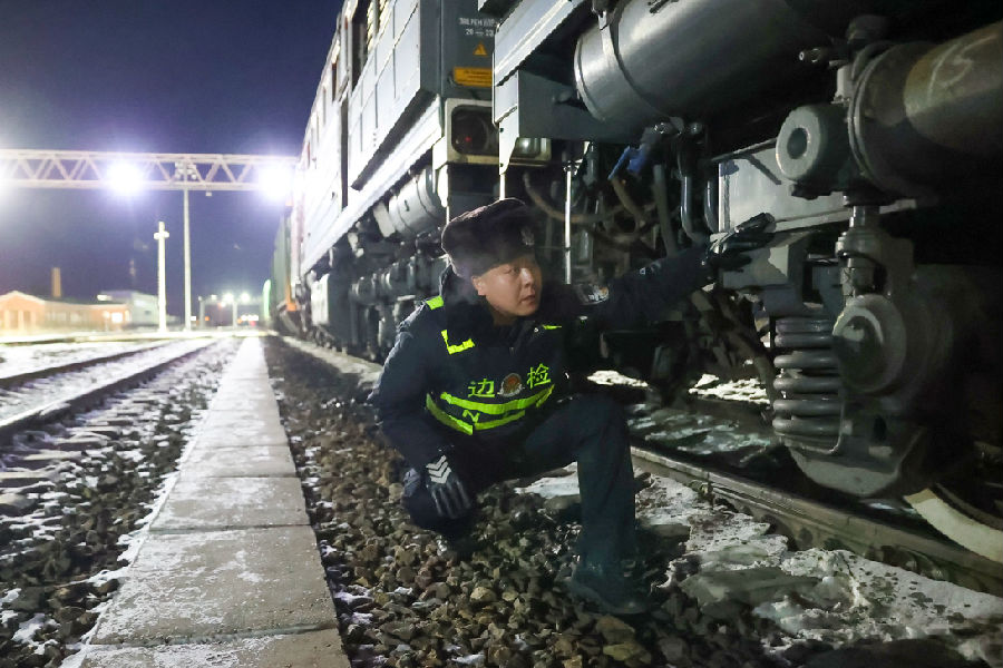李天源严查细验中欧班列(李发春 摄) 李天源严查细验中欧班列(李发春 摄)