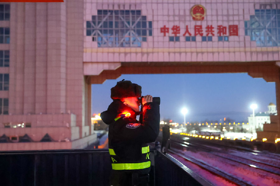 宋福来在“国门第一岗”执勤(李发春 摄) 宋福来在“国门第一岗”执勤(李发春 摄)