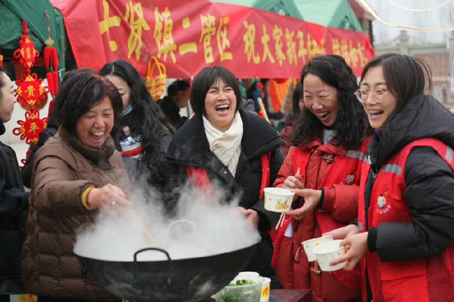 返乡人士争相品美食、享年味(范燕彬 摄) 返乡人士争相品美食、享年味(范燕彬 摄)