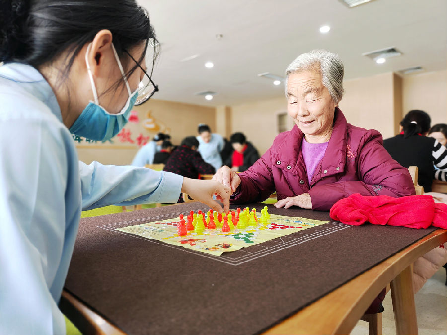 社工陪老人下棋(赵志鹏 摄) 社工陪老人下棋(赵志鹏 摄)