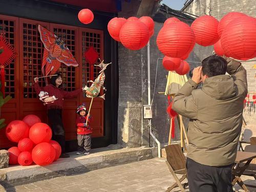 一对母子在镜头前表现力十足(王祎 摄) 一对母子在镜头前表现力十足(王祎 摄)