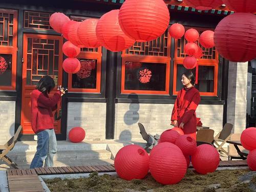 特意身着红衣的女孩与红色调为主的环境相得益彰(王祎 摄) 特意身着红衣的女孩与红色调为主的环境相得益彰(王祎 摄)