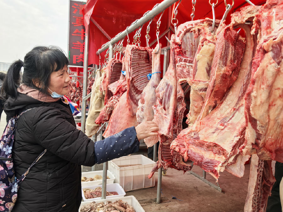 孝感市孝南区三汊镇兴业村村民正在挑选牛羊肉(余惠玲 摄) 孝感市孝南区三汊镇兴业村村民正在挑选牛羊肉(余惠玲 摄)