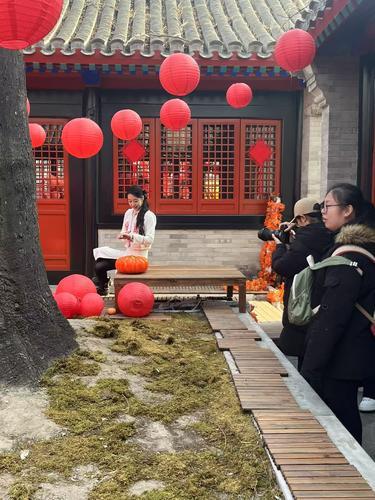 白衣女孩低头浅笑诠释岁月静好(王祎 摄) 白衣女孩低头浅笑诠释岁月静好(王祎 摄)