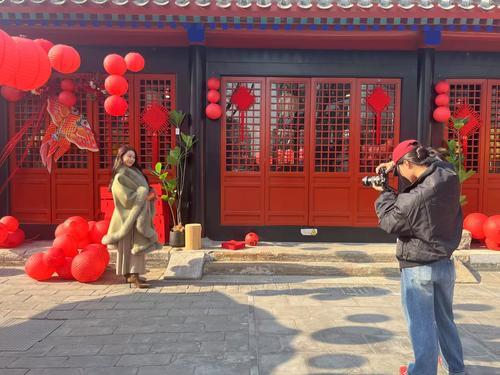 手持红包的女孩在喜庆的布景前笑靥如花(王祎 摄) 手持红包的女孩在喜庆的布景前笑靥如花(王祎 摄)