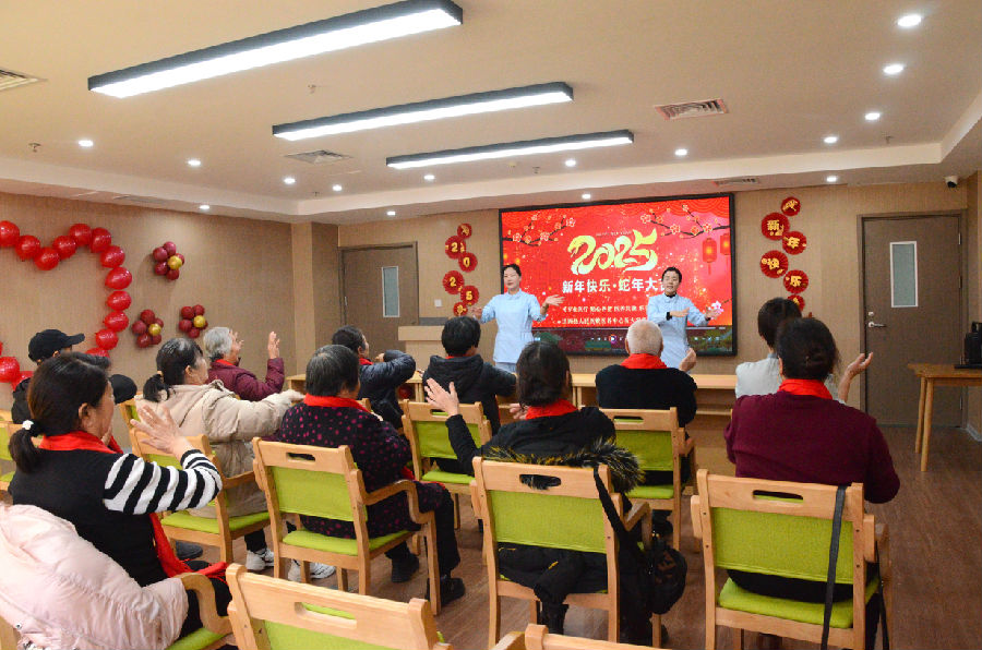 社工带领老人习练手指舞(赵志鹏 摄) 社工带领老人习练手指舞(赵志鹏 摄)