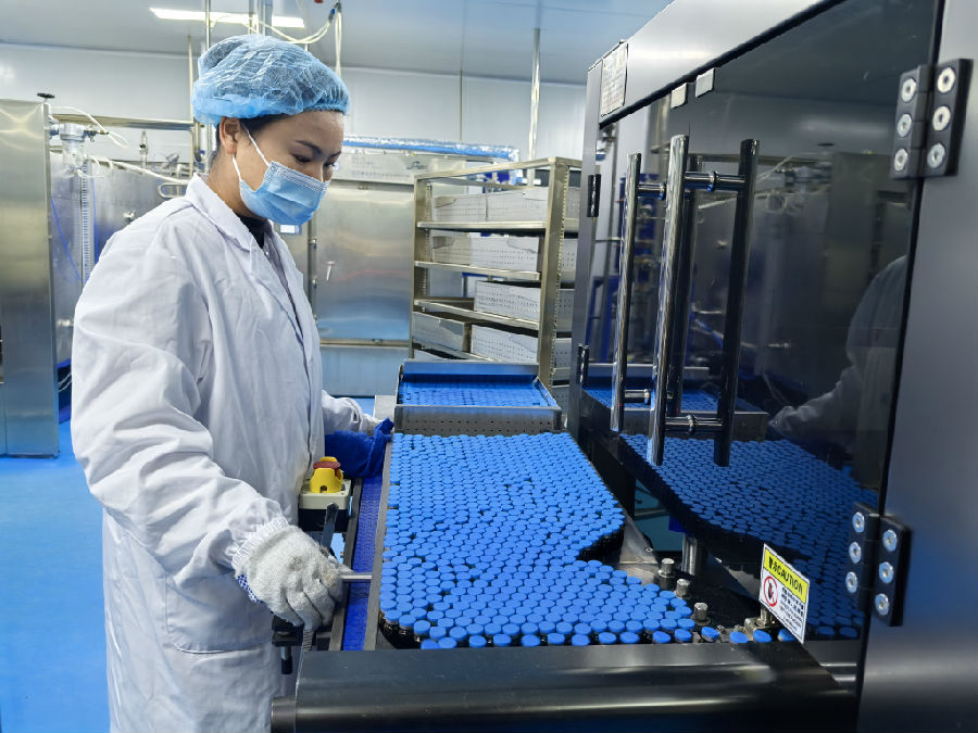 湖北研妆实业有限公司工作人员正在操作红外线灯检机(余惠玲 摄) 湖北研妆实业有限公司工作人员正在操作红外线灯检机(余惠玲 摄)