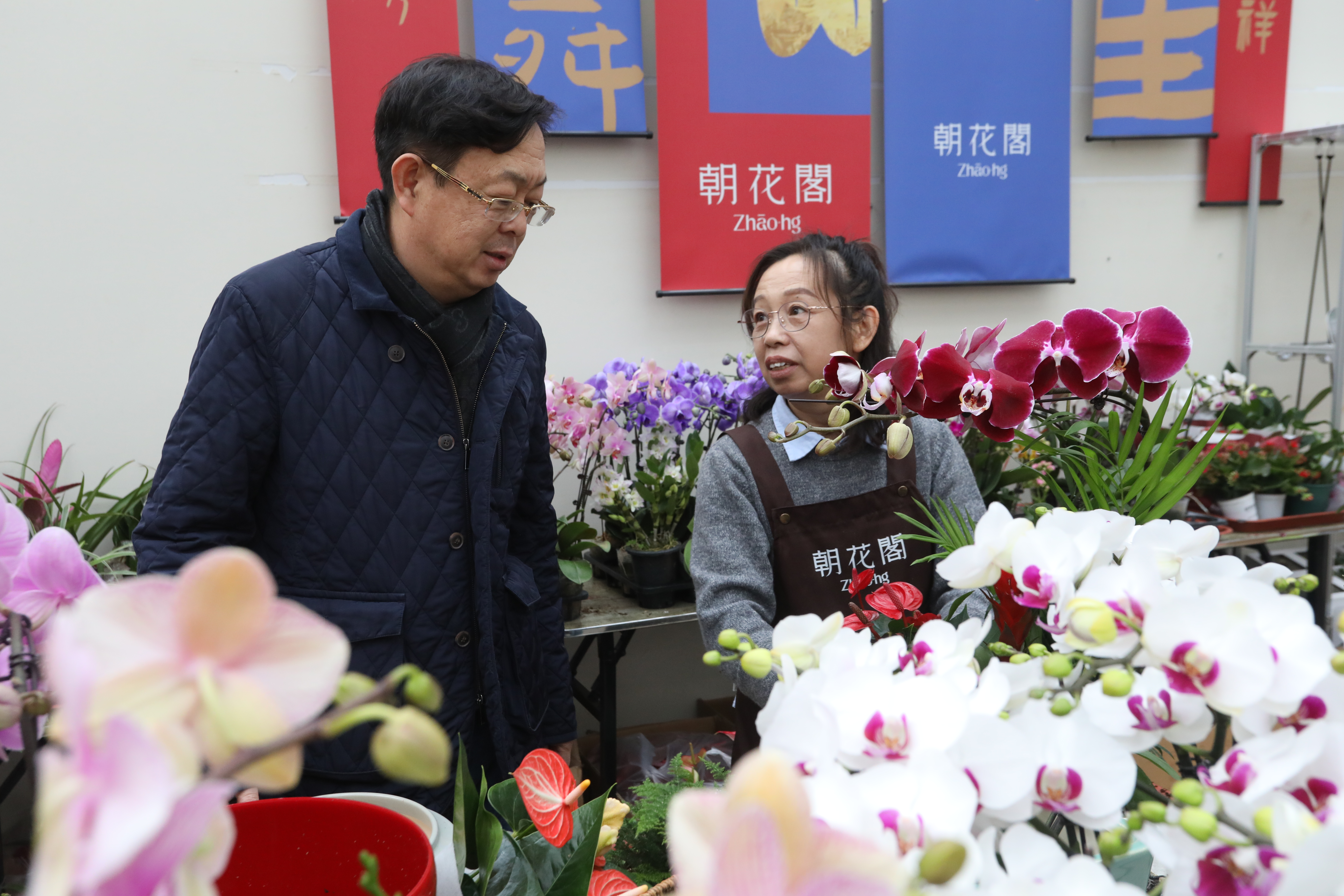 在朝花阁花卉体验空间,资深花艺师吴晓青(右)正在介绍年宵花组合盆栽制作技艺。(高云良 摄) 在朝花阁花卉体验空间,资深花艺师吴晓青(右)正在介绍年宵花组合盆栽制作技艺。(高云良 摄)