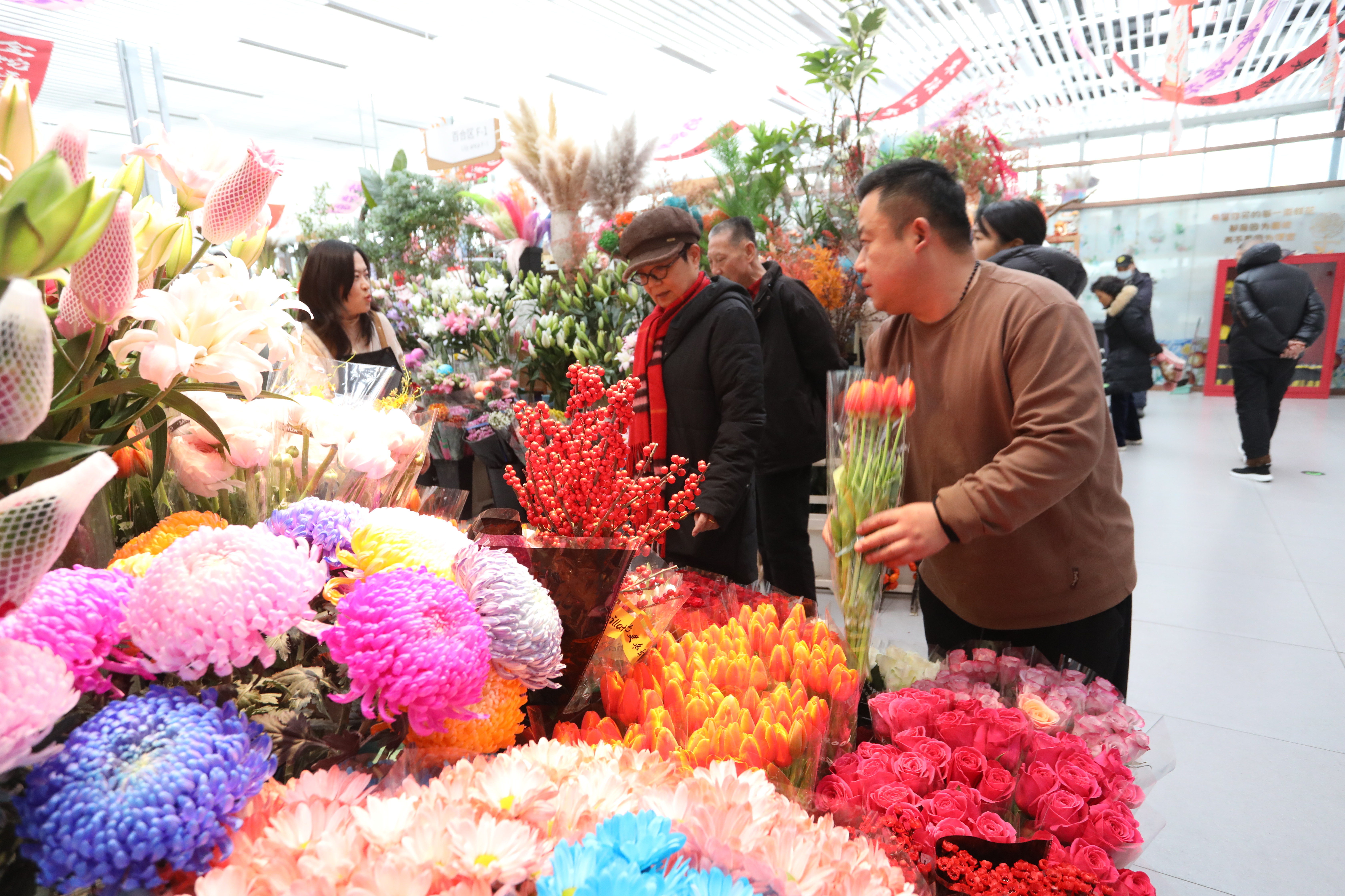 市民在鲜切花区选购花卉(高云良 摄) 市民在鲜切花区选购花卉(高云良 摄)