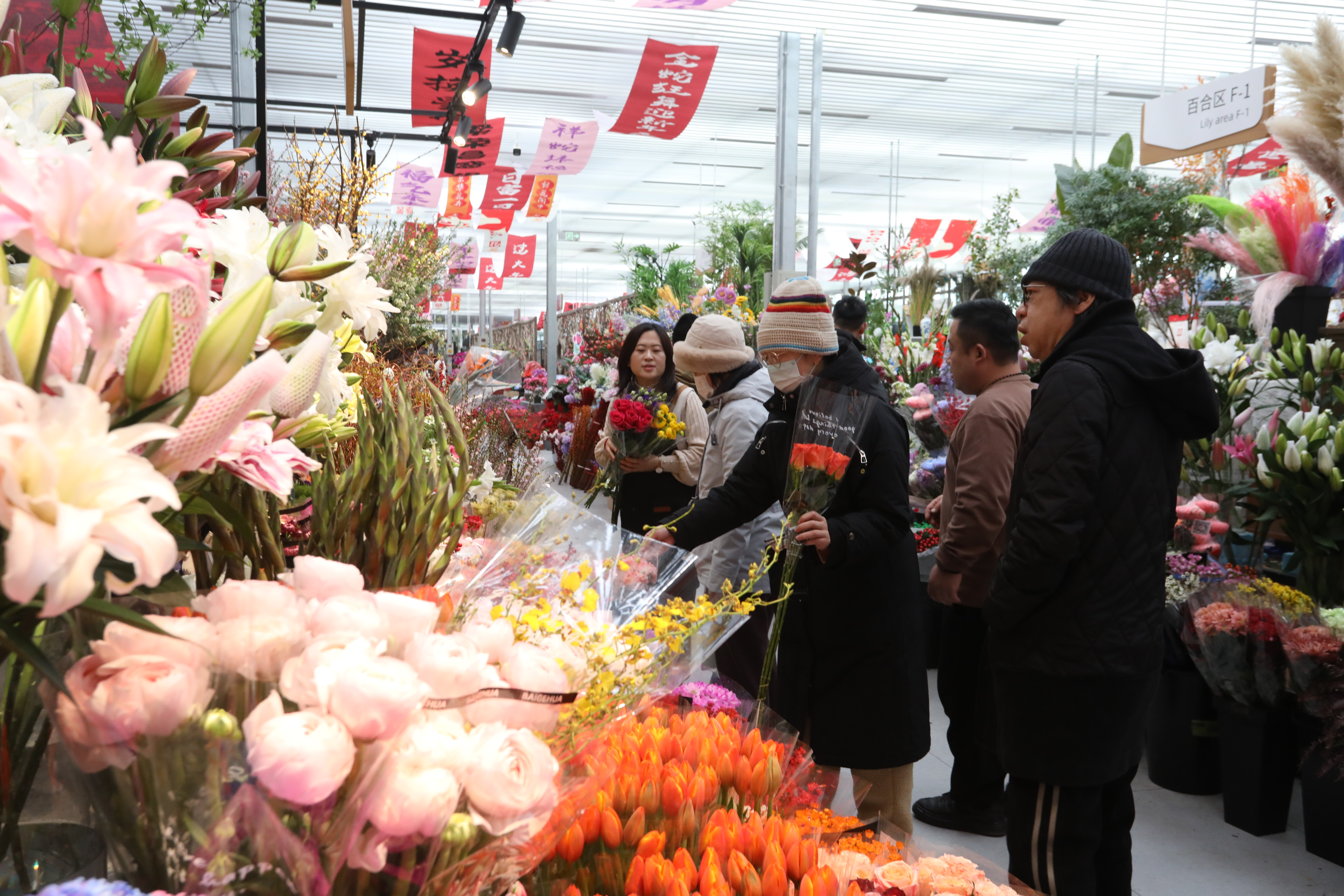 市民在鲜切花区选购花卉(高云良 摄) 市民在鲜切花区选购花卉(高云良 摄)