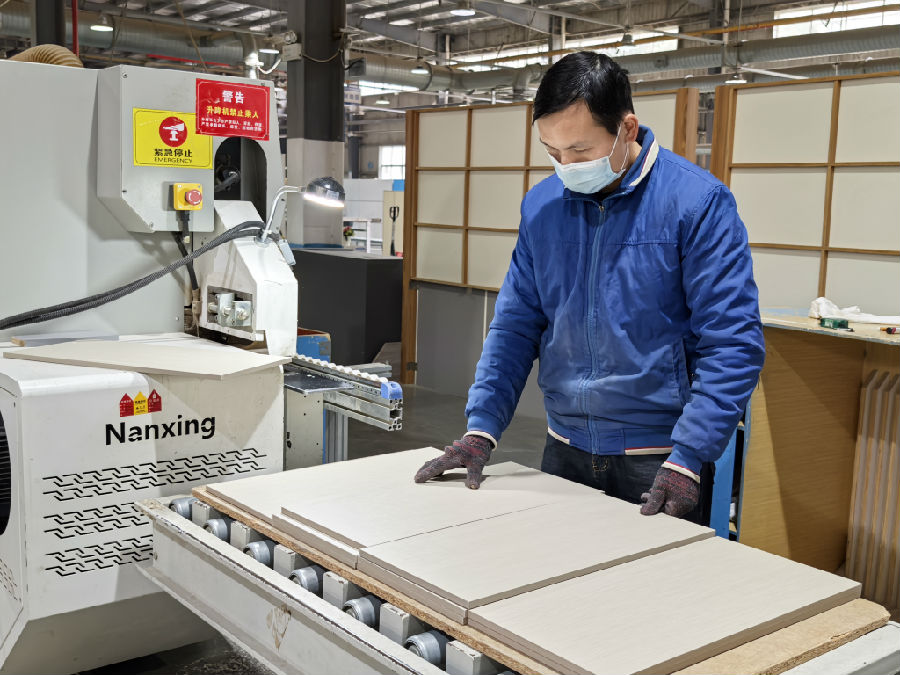 乐华公司生产车间内工作正在切割板材(余惠玲 摄) 乐华公司生产车间内工作正在切割板材(余惠玲 摄)