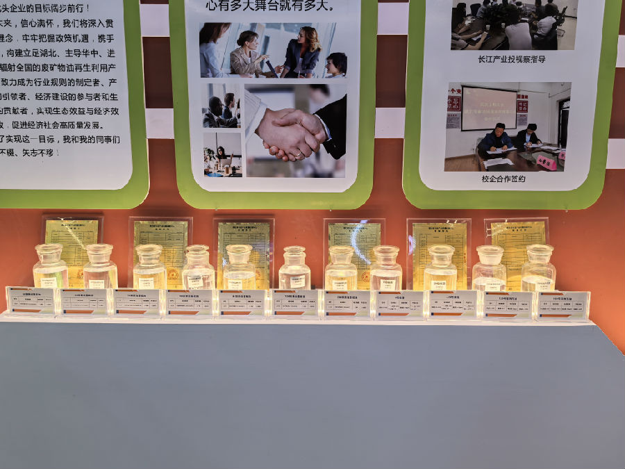 安耐吉公司生产的不同型号的润滑油(余惠玲 摄) 安耐吉公司生产的不同型号的润滑油(余惠玲 摄)