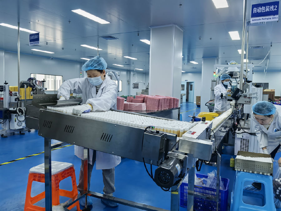 湖北研妆实业有限公司包装车间工人们正在操作设备(余惠玲 摄) 湖北研妆实业有限公司包装车间工人们正在操作设备(余惠玲 摄)