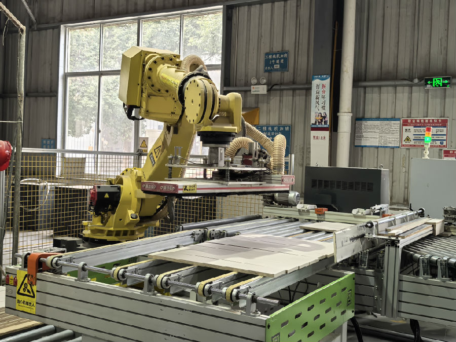 器械手臂正在作业(余惠玲 摄) 器械手臂正在作业(余惠玲 摄)