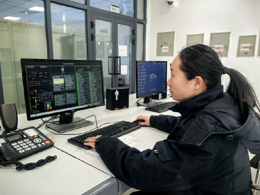 1月25日,员秋霞在变电站设备主控室通过监控检查变电站设备运行。(查燕荣 摄) 1月25日,员秋霞在变电站设备主控室通过监控检查变电站设备运行。(查燕荣 摄)