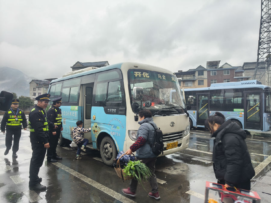 开化县马金汽车站旅客正检票上车中 (曾庆华 摄) 开化县马金汽车站旅客正检票上车中 (曾庆华 摄)