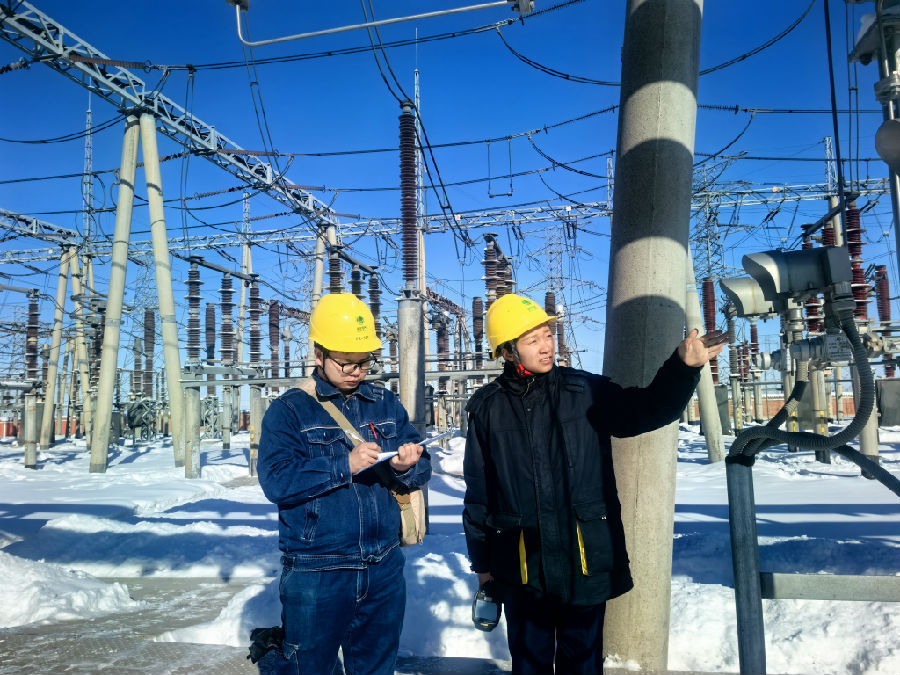 1月25日,员秋霞和变电运维值班员黄旗俊记录瑶池变电站3号主变高压侧GIS管道气室气体压力。(查燕荣 摄) 1月25日,员秋霞和变电运维值班员黄旗俊记录瑶池变电站3号主变高压侧GIS管道气室气体压力。(查燕荣 摄)