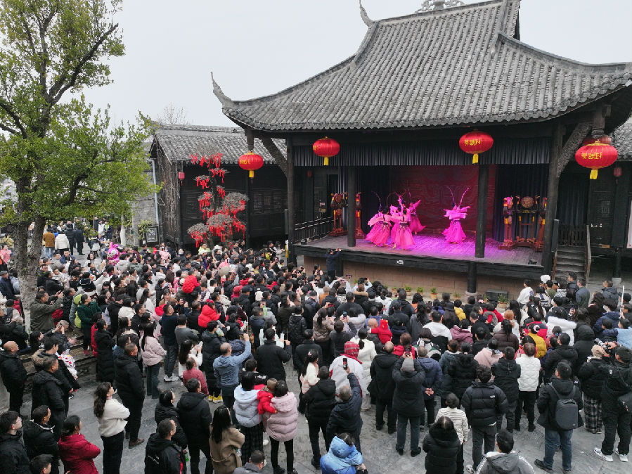 《梦回荆楚》沉侵式表演(钟国庆 摄) 《梦回荆楚》沉侵式表演(钟国庆 摄)