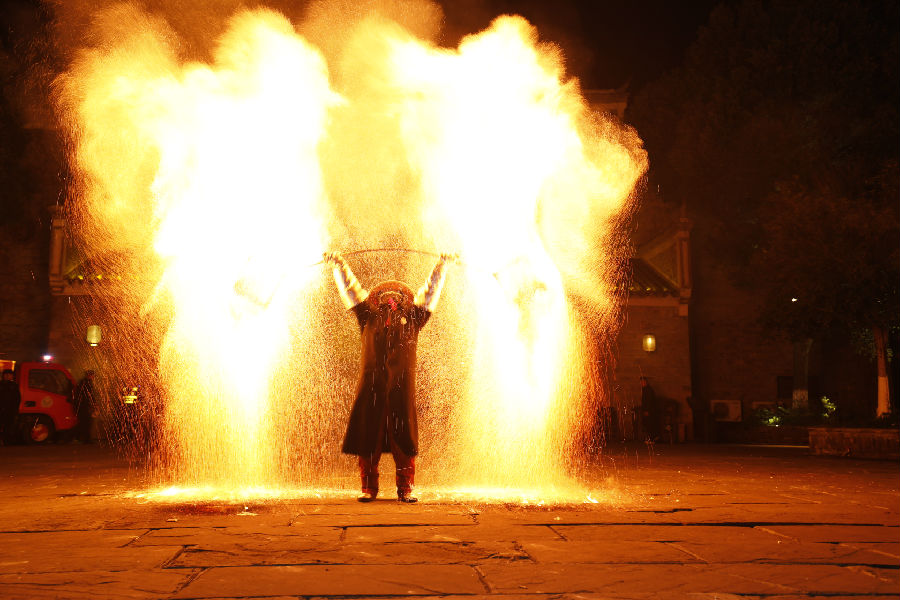 夜晚《与傩共舞·火壸秀》表演(钟国庆 摄) 夜晚《与傩共舞·火壸秀》表演(钟国庆 摄)
