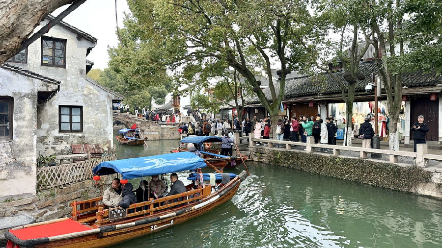 周庄古镇双桥吸引众多游客(张伟伟 摄) 周庄古镇双桥吸引众多游客(张伟伟 摄)