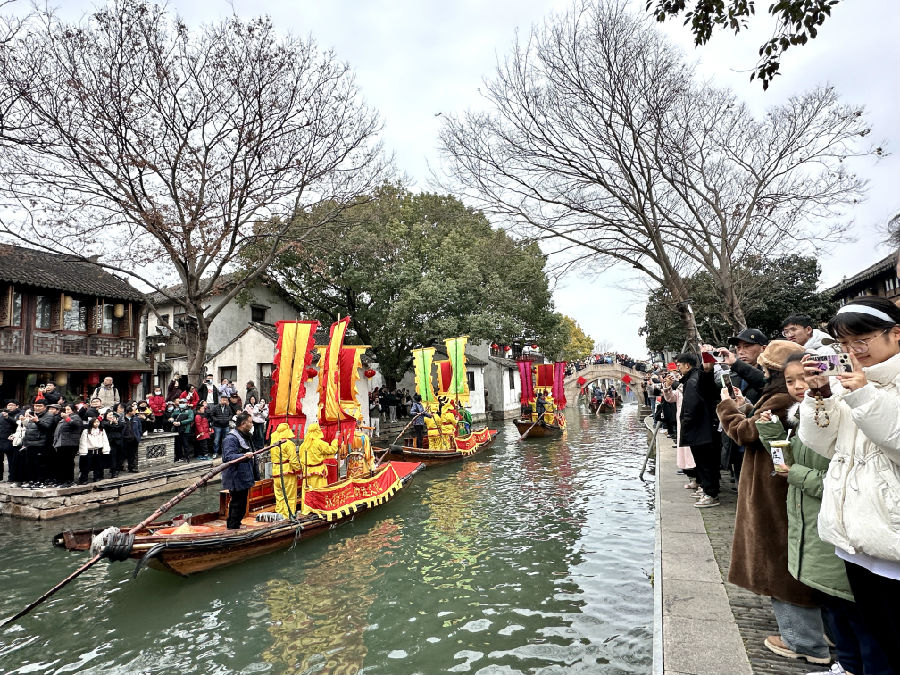 形式多样的古装巡游活动(张伟伟 摄) 形式多样的古装巡游活动(张伟伟 摄)