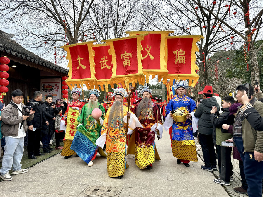 财神节活动现场(张伟伟 摄) 财神节活动现场(张伟伟 摄)