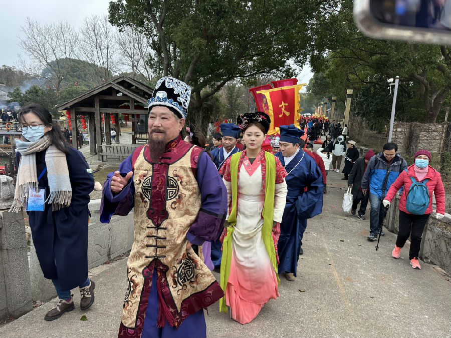 形式多样的古装巡游活动(张伟伟 摄) 形式多样的古装巡游活动(张伟伟 摄)