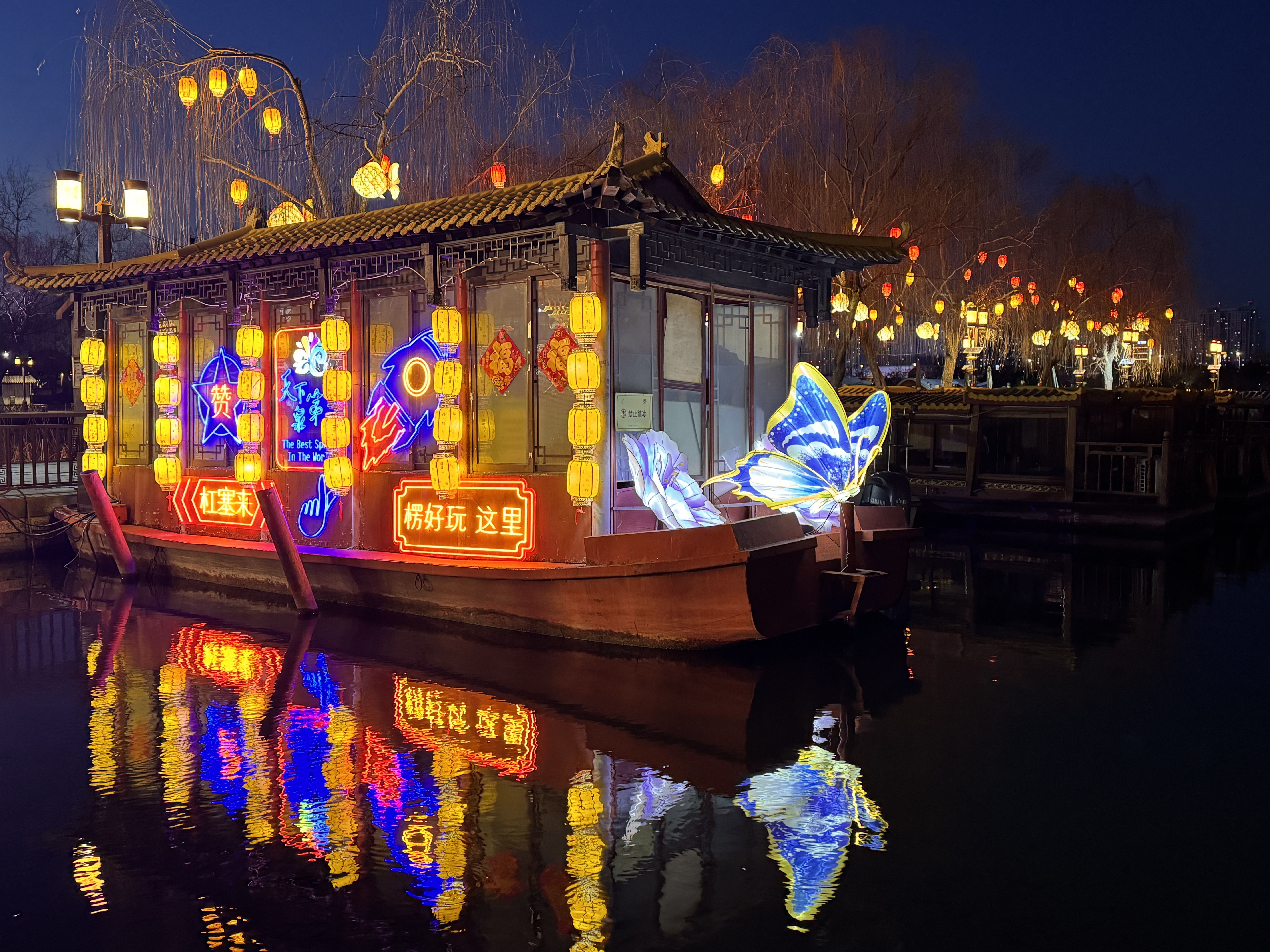 大明湖畔的游船(刘炎炎 摄) 大明湖畔的游船(刘炎炎 摄)