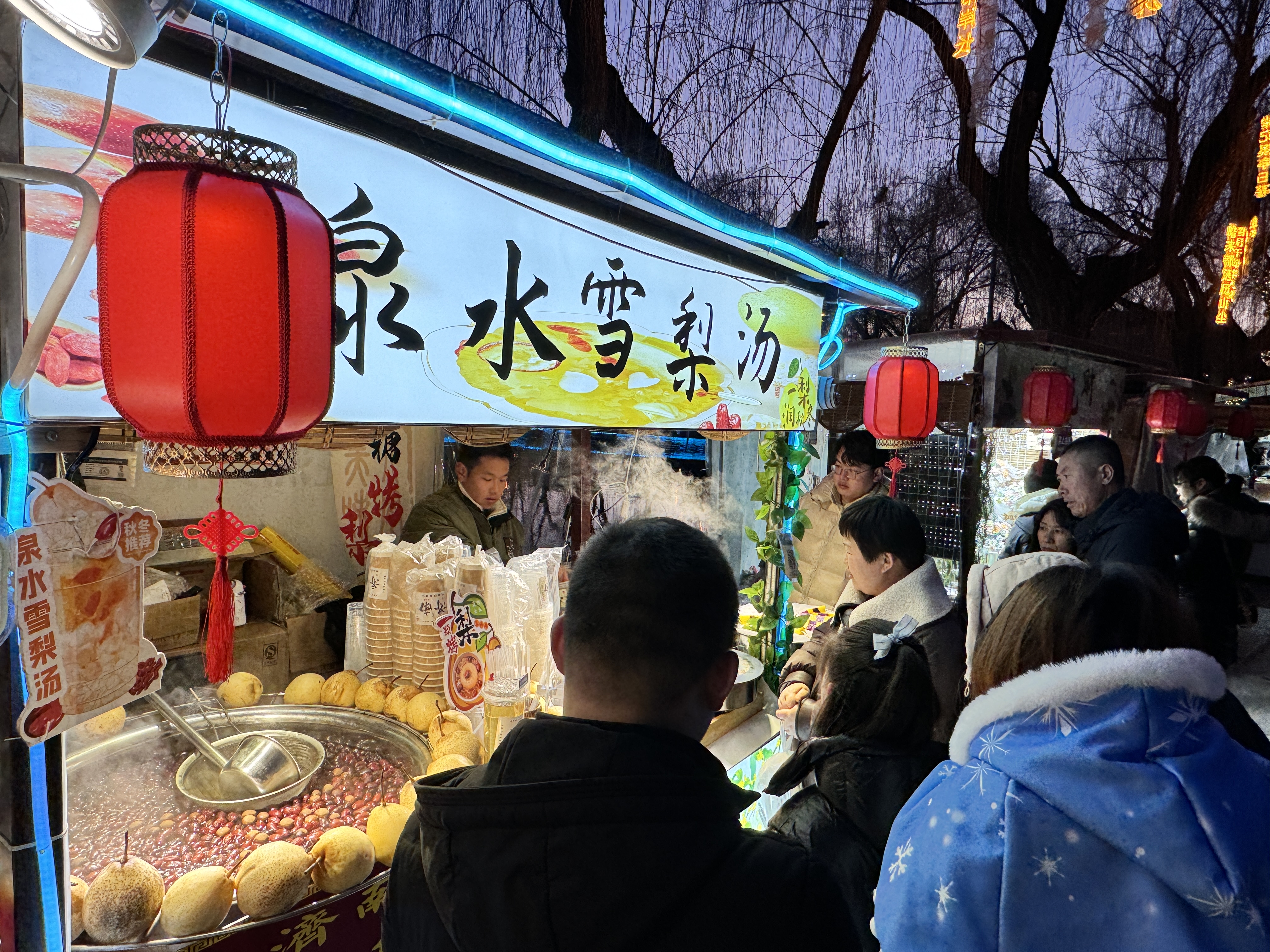百花洲沿岸的夜市“泉水雪梨汤”摊位(刘炎炎 摄) 百花洲沿岸的夜市“泉水雪梨汤”摊位(刘炎炎 摄)