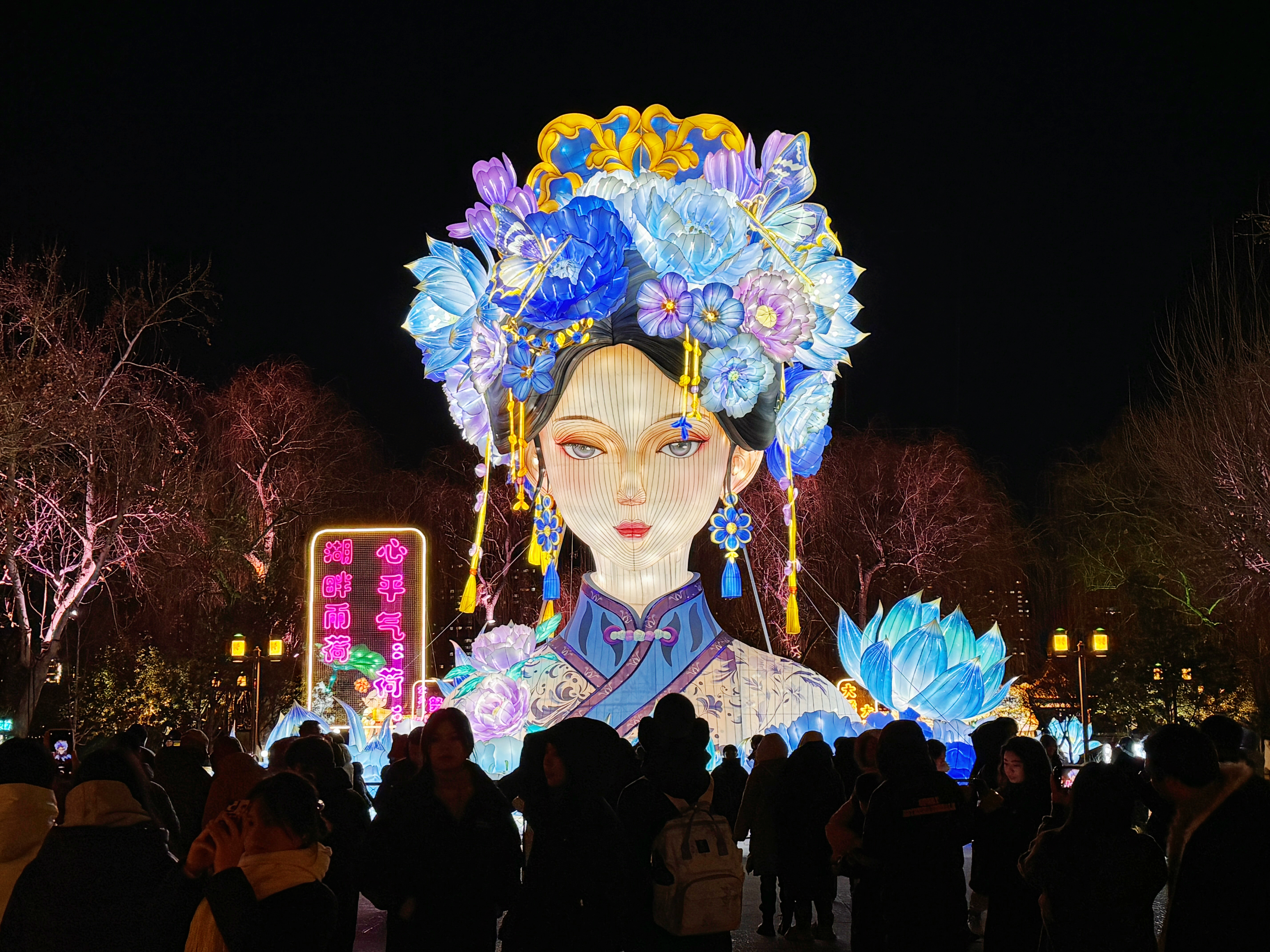 花灯“夏雨荷” (刘炎炎 摄) 花灯“夏雨荷” (刘炎炎 摄)