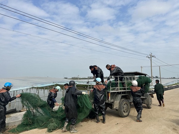 工人们在收拾生产工具（许送转 摄）