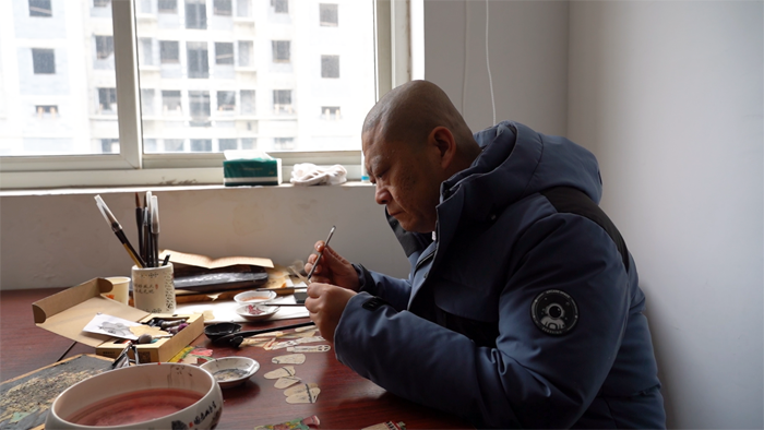 影雕第五代传承人刘海鲸（徐家昕 摄）