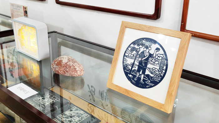 玉田剪纸代表性传承人张建中的作品《伯雍种玉》（姜妍如 摄）