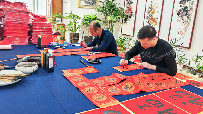 书画志愿者在玉田文化馆现场写春联（徐家昕 摄）