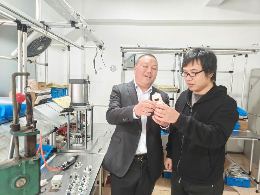 王胜平（左）和夏志良（右）正在实验探讨新产品 （曾庆华 摄）