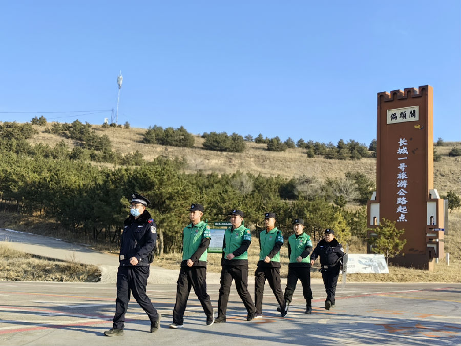 偏关县万家寨派出所民警带领黄河义警队进行巡逻防控（张天龙 摄）