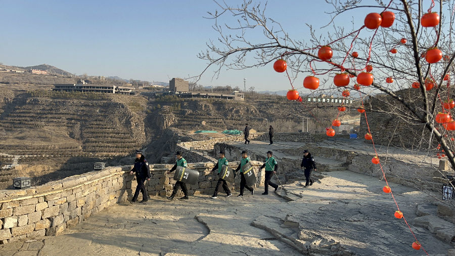 万家寨派出所民警带领黄河义警队在老牛湾进行巡防和节前安全检查（高欣 摄）