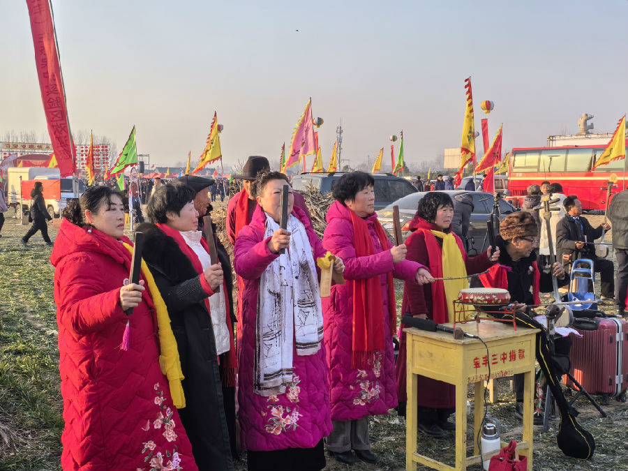 民间艺人在马街书会现场表演（李向东 摄）