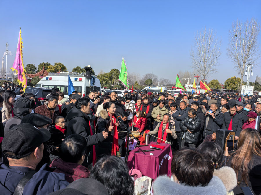 民间艺人现场“亮书”（李向东 摄）