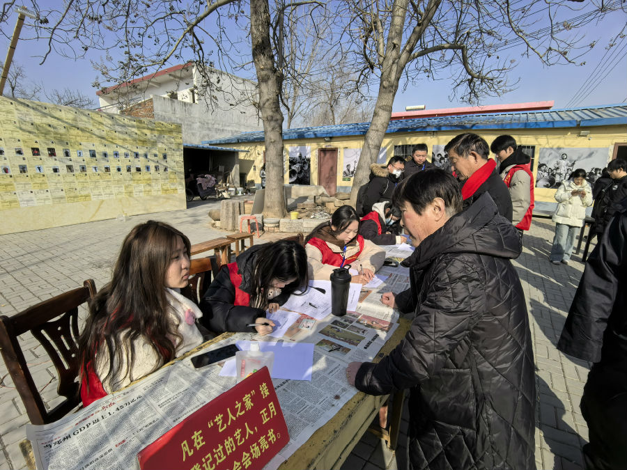 外地民间艺人在登记住宿（李向东 摄）