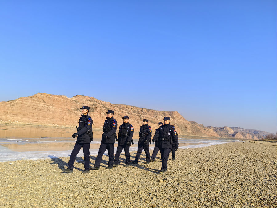 河曲县公安局巡特警大队在河曲黄河公园滩涂湿地进行巡逻，守护候鸟安全。（张天龙 摄）