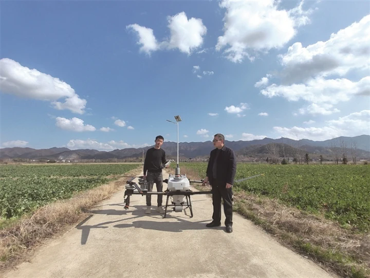 东至农商银行工作人员走访新型农业经营主体负责人（姚珺 摄）