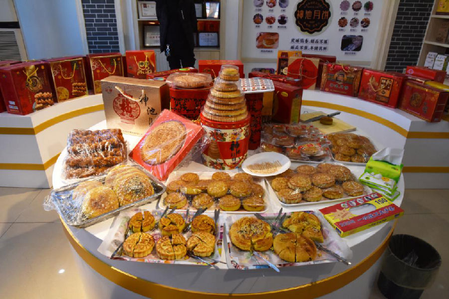 琳琅满目的特色月饼令食客垂涎欲滴（詹俊杰 摄）