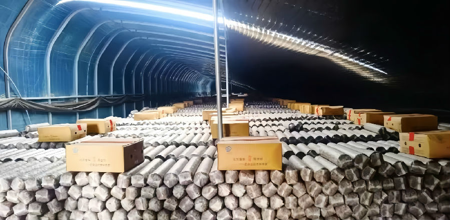 已经包装好的菌棒在车间内排列整齐（刘生锋 摄）