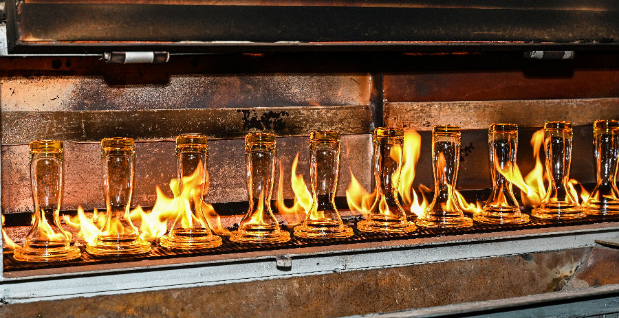 生产线上的玻璃器皿（张钰佳  摄）