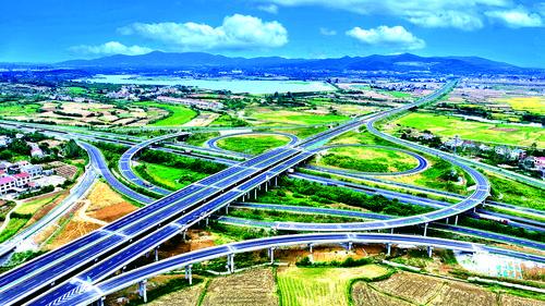 襄南高速熊庙枢纽互通（连接二广高速）（汪博飞 摄）