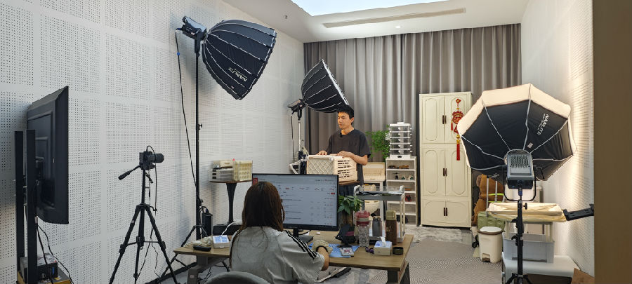 电商主播直播现场（戚原 摄）