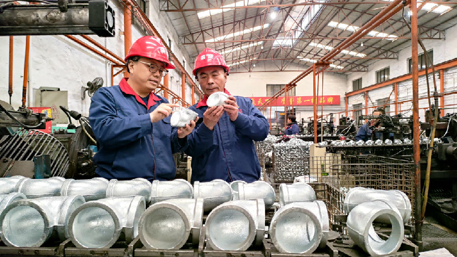 太谷玛钢技术人员严把质量关 （孙泰雁  摄）